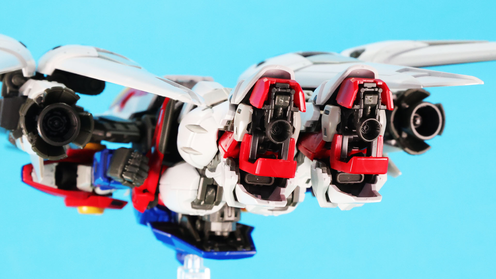 変形するとソール裏のノズルが露出します