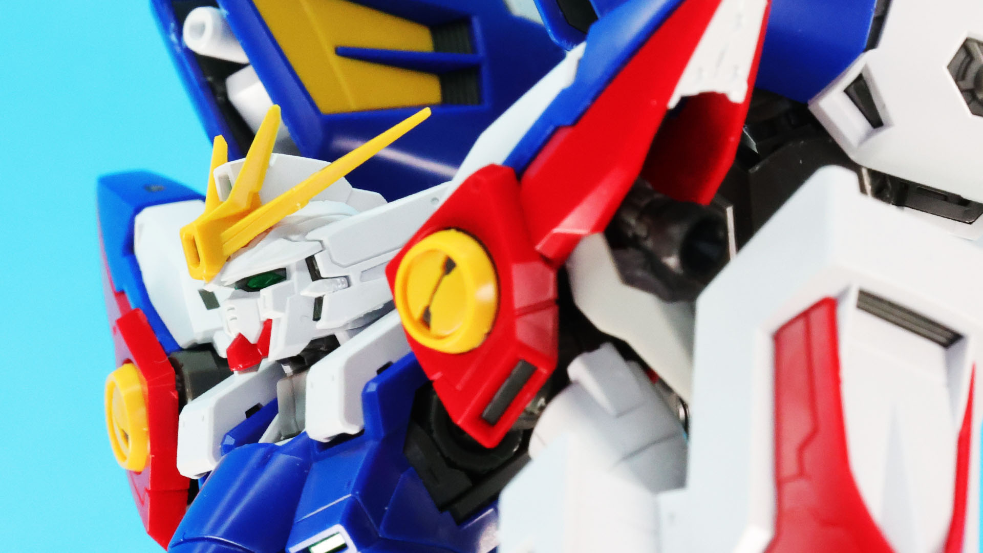 OP映像に出てきたようなとてもシャープな頭部！スミ入れしてやるとビシっと引き締まると思います