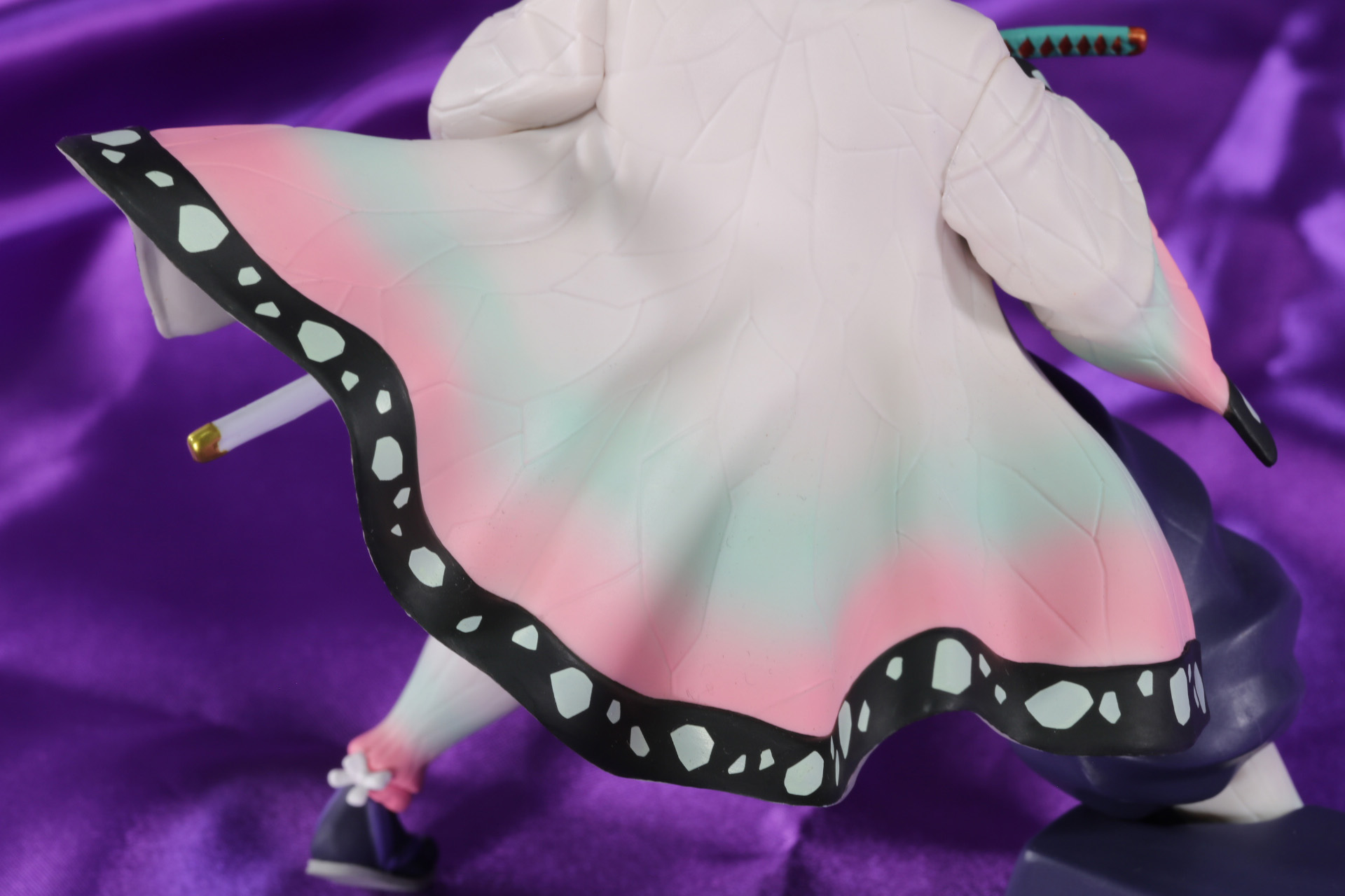 特徴的な羽織はモールドやグラデーションで蝶の翅のような鮮やかさが表現されている