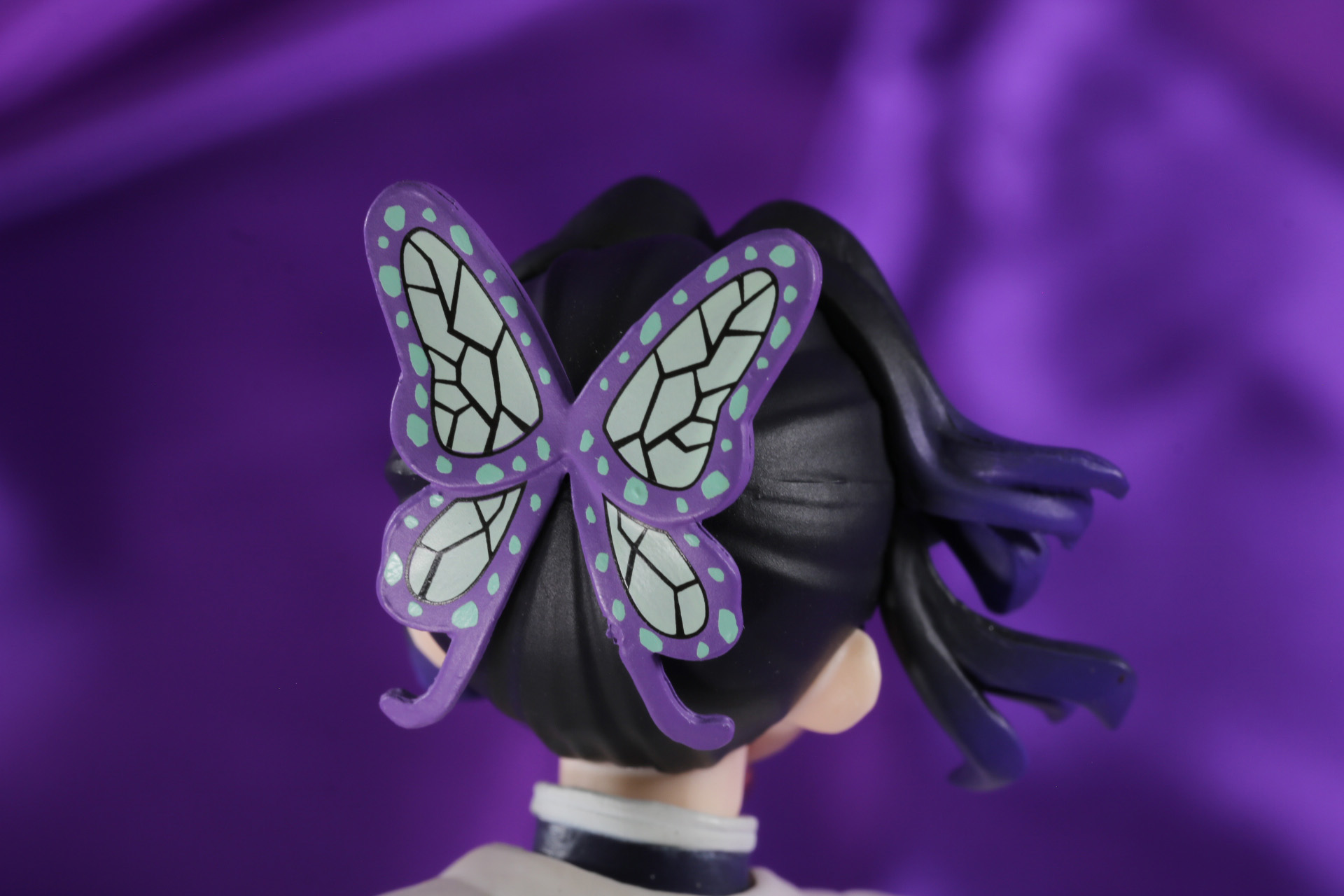 蝶の髪飾りのデザインも彩色で表現されている