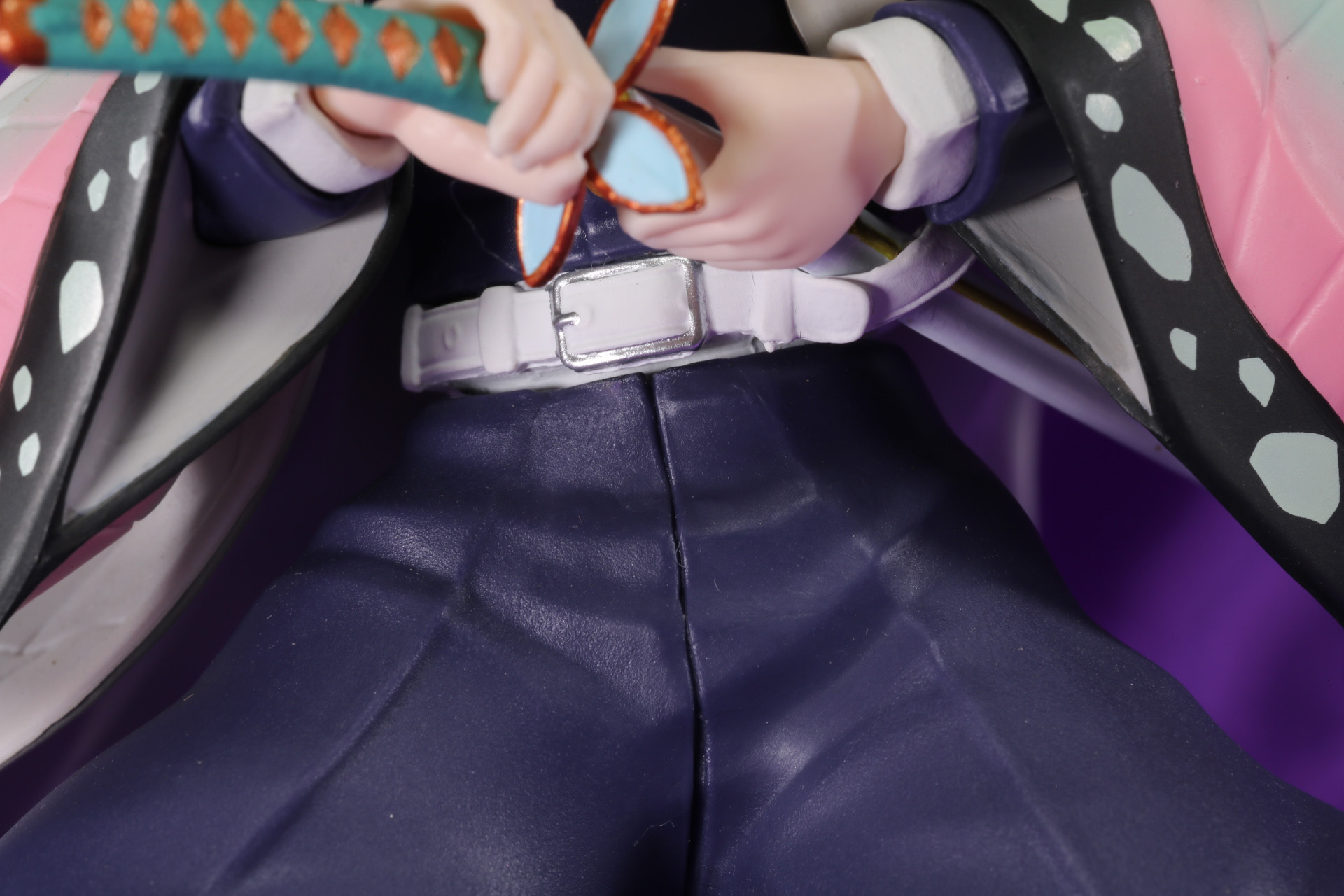 腰のベルトもシルバーで塗装されている