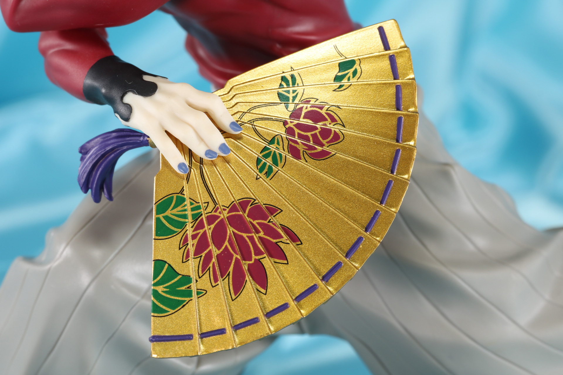 扇はゴールド塗装で豪華な仕上がり