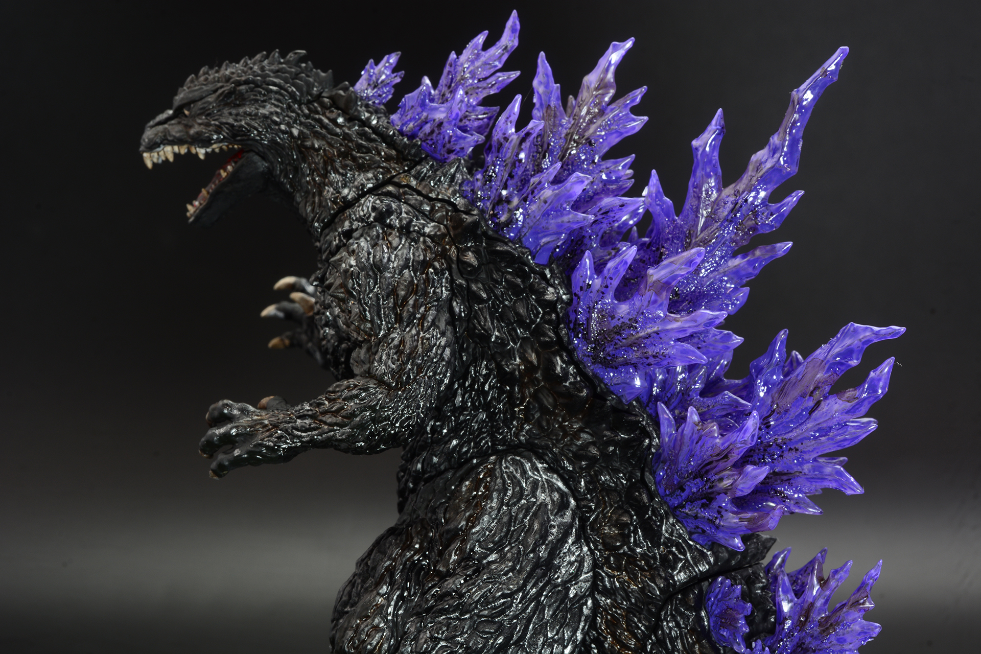 ゴジラ (1999)の大きな特徴は、巨大な背びれ。その形は炎のようだ