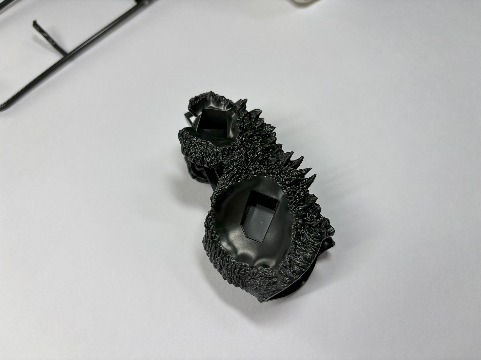 パーツを取り付けていくとどんどんゴジラの胴体ができていく