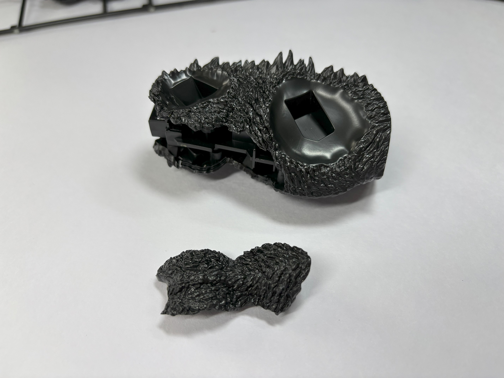 胸パーツをつけることで生物的な表皮に包まれた胴体になる