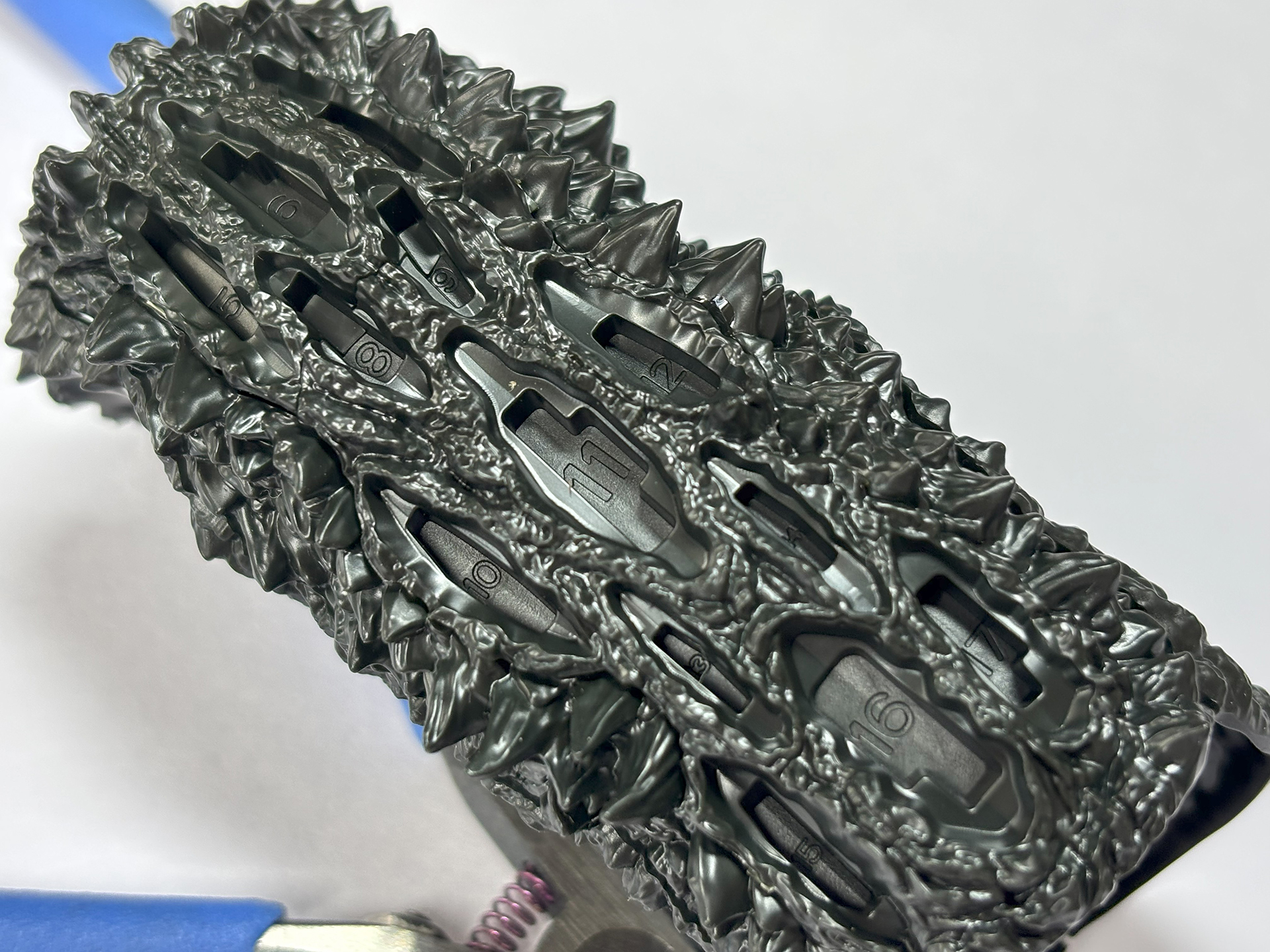 背中には番号が振られている。精度の高い成形技術が感じられる。ただし、振られている番号はパーツの番号とは異なるので、説明書の対応表を見る必要がある