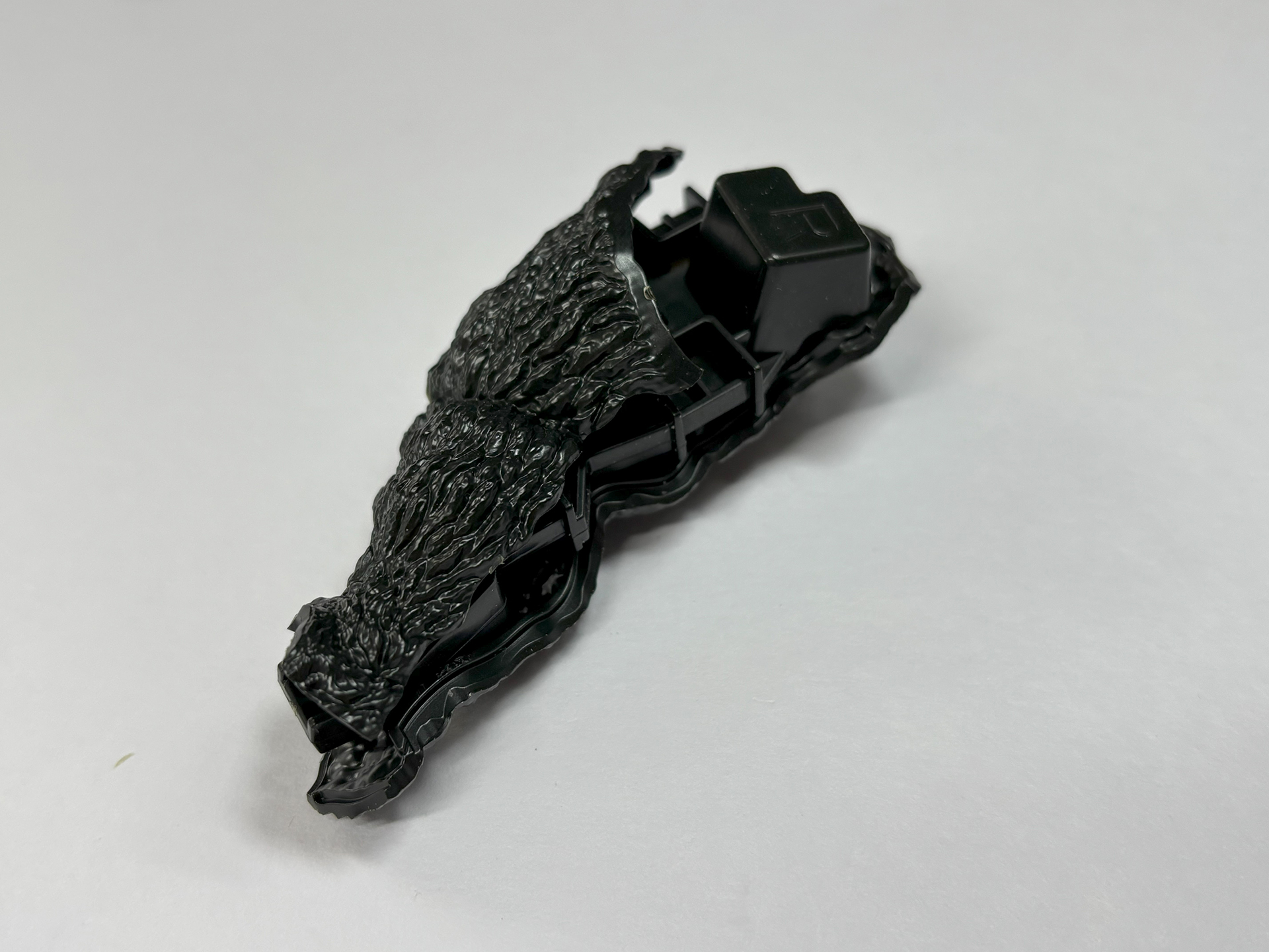 足も胴体同様フレームに表皮を取り付けていく