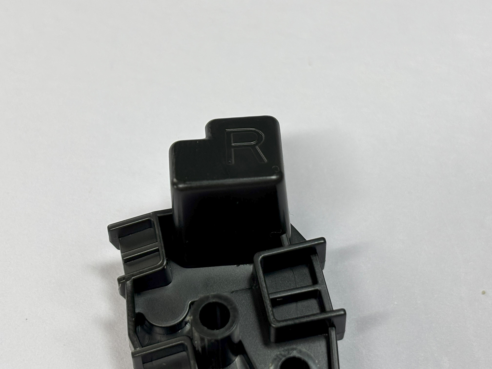 右足の付け根にRの刻印がある