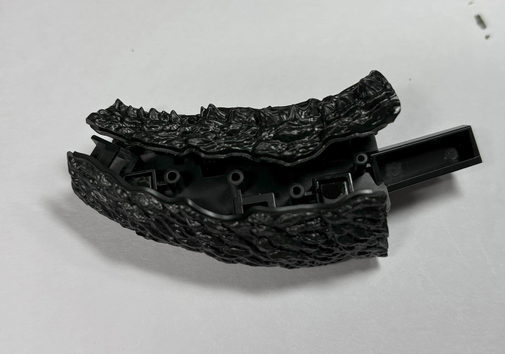 尻尾の根元。フレームを表皮パーツで覆っていく