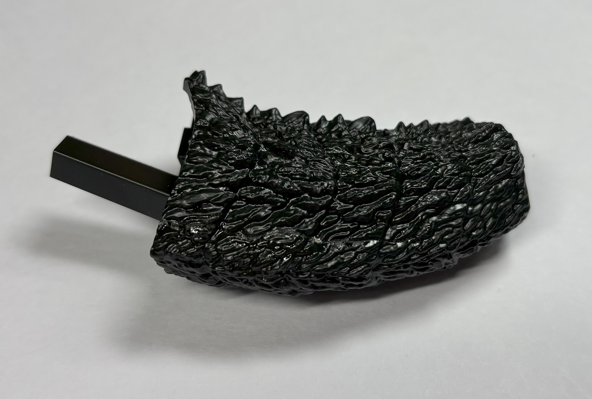 尻尾の根元。フレームを表皮パーツで覆っていく