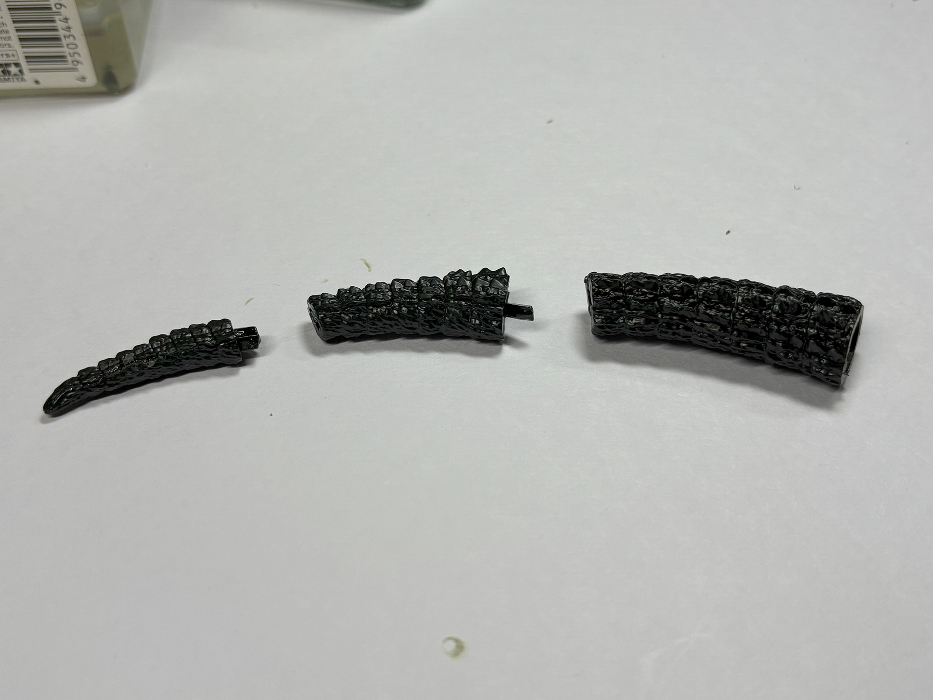 先端は3つの部品。ゴジラ (1999)の尾は合計で5つの部位で構成される