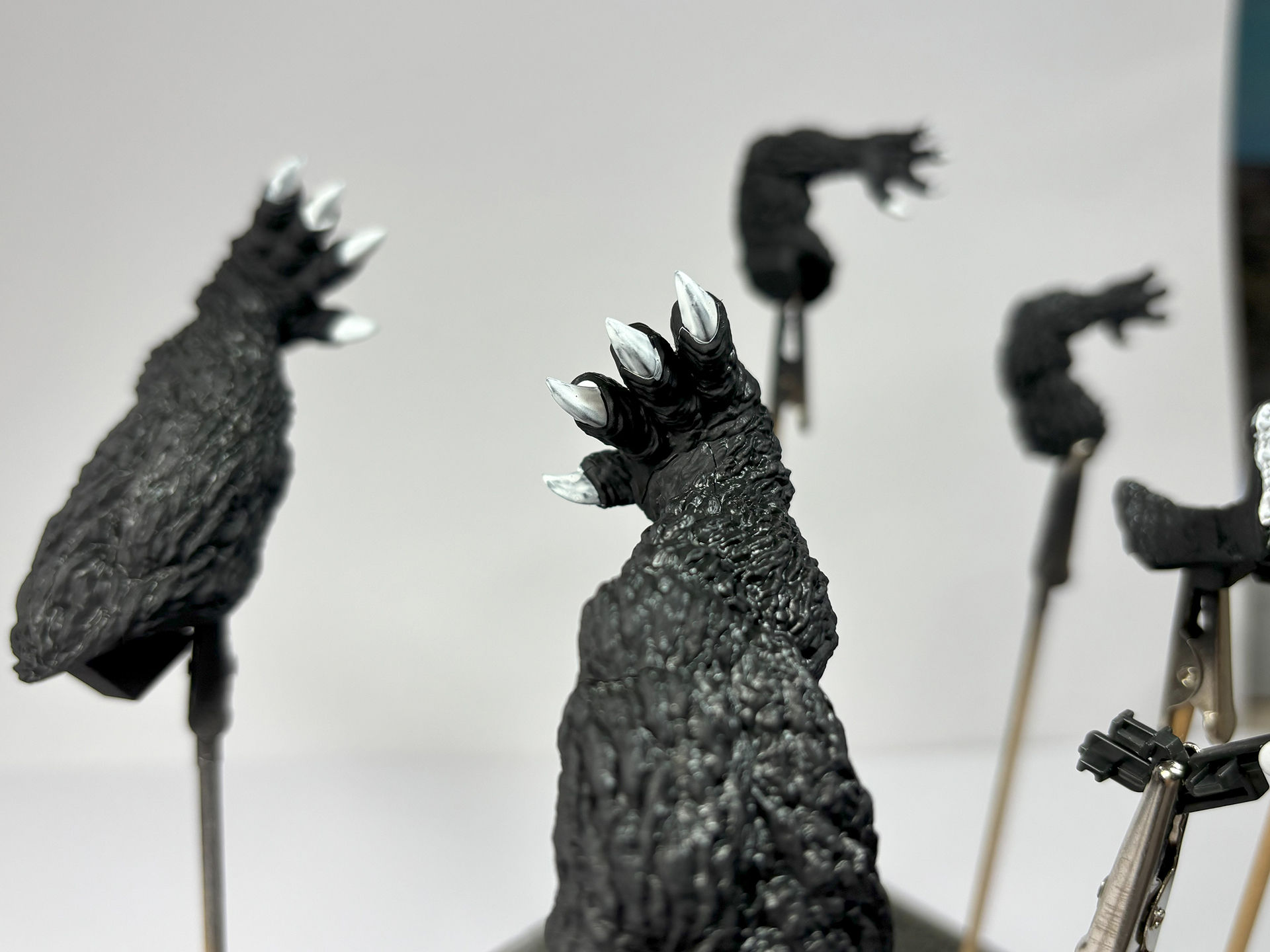 手足の爪を白で塗る