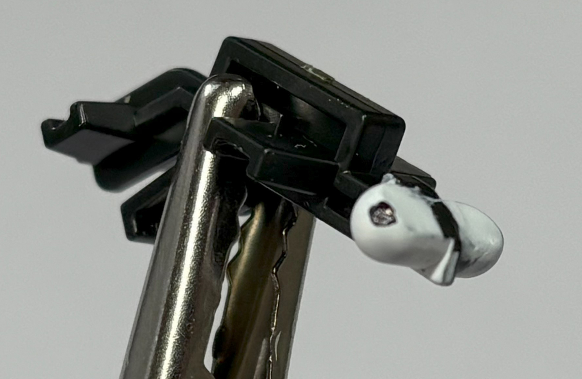 頭部の内部フレーム。目玉部分を塗っていく