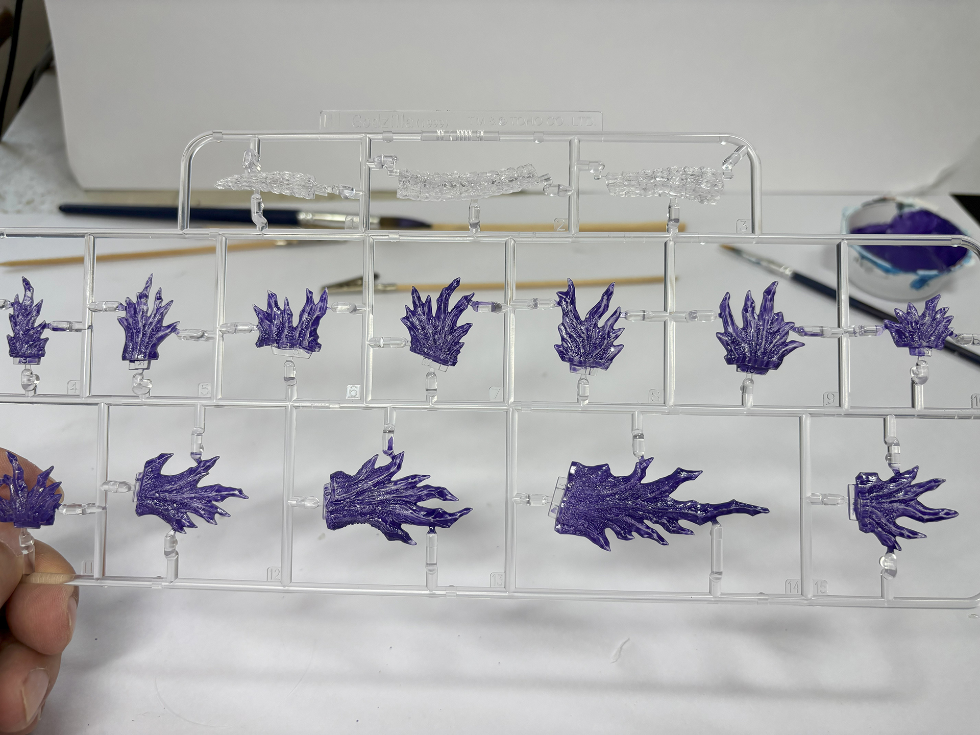 クリアパーツを紫で塗装。透明感が残るように薄めに塗っていく