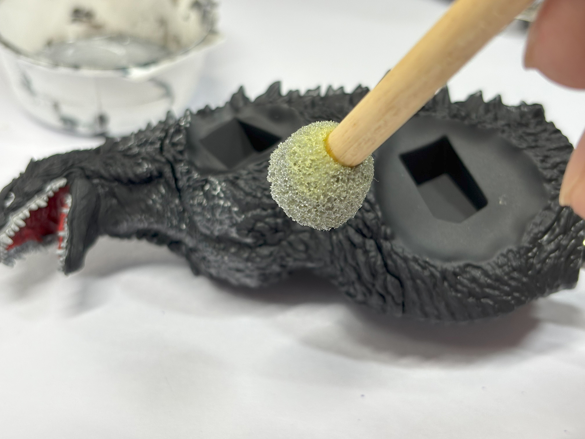 ガイアノーツの「スタンピングスポンジ」で銀色を塗った後、さらに黒で調整していく