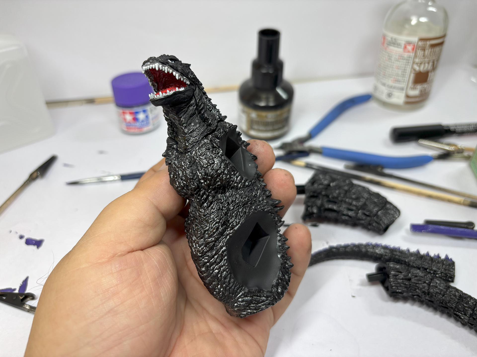 胸部分の光に当たるところには銀色を強めに、銀が強すぎると感じるところには黒を重ねていく