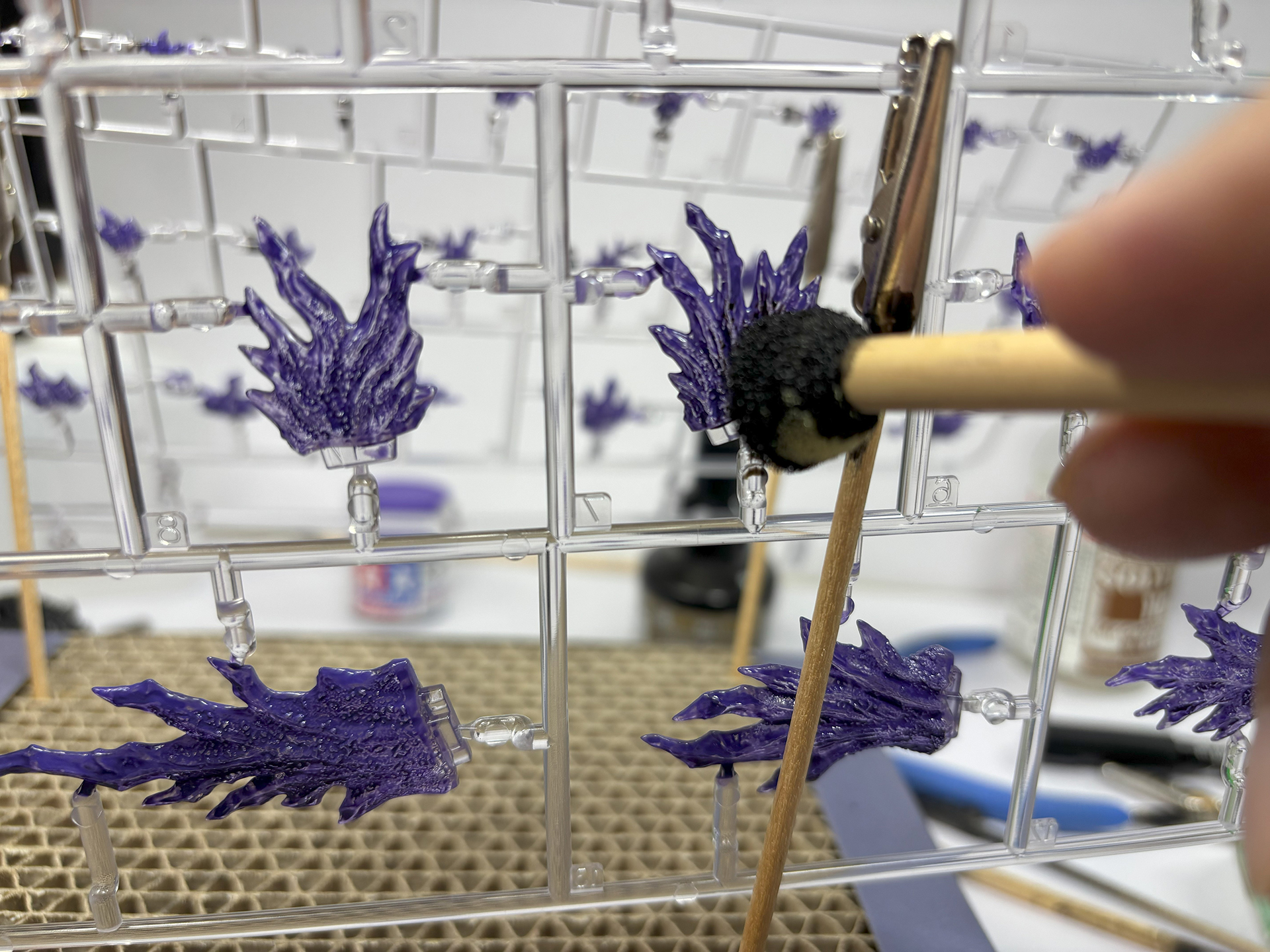 紫の背びれに黒を乗せる