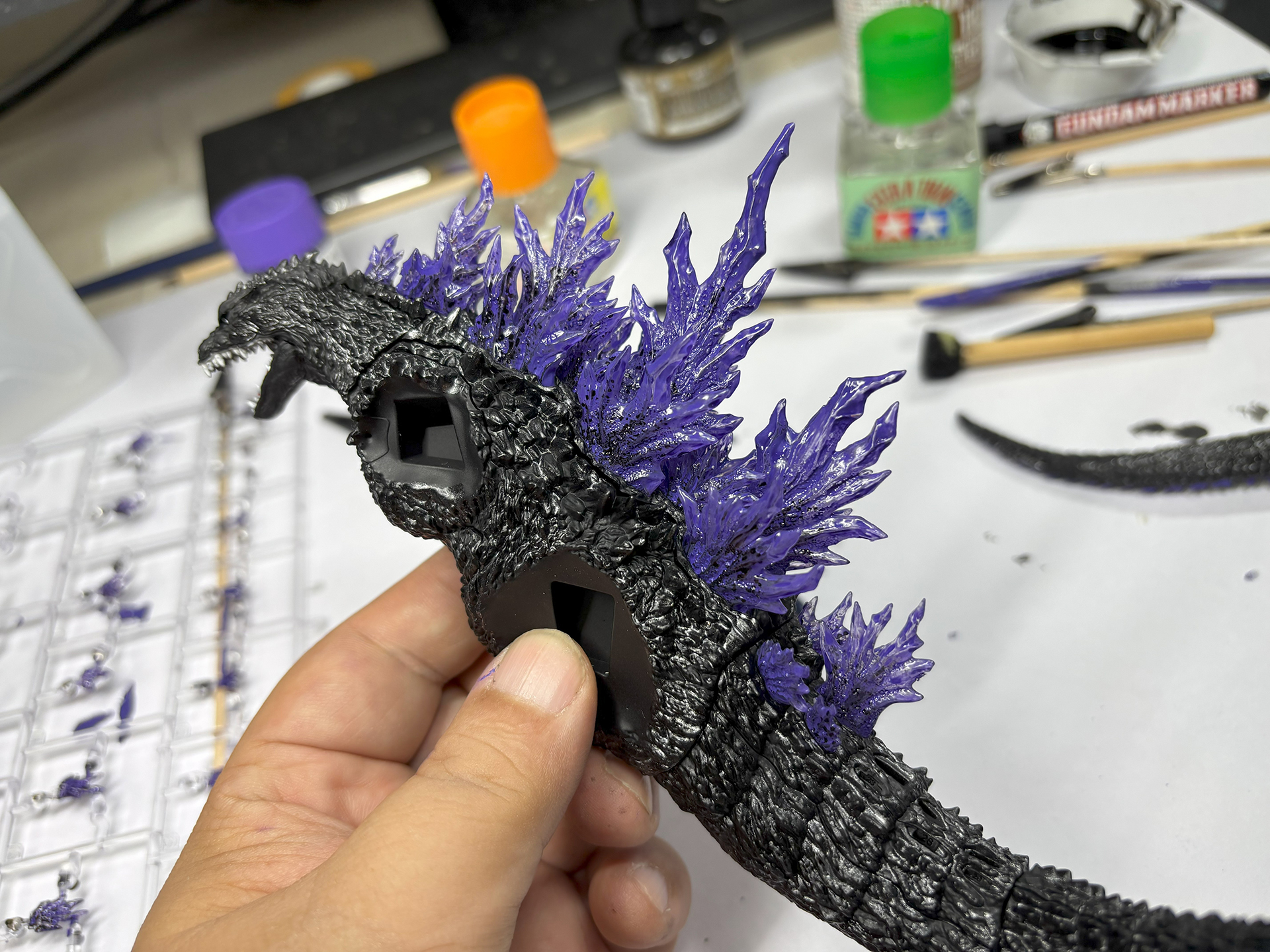 背びれを本体に取り付けていく。紫と黒の塗装が施された背びれがカッコイイ