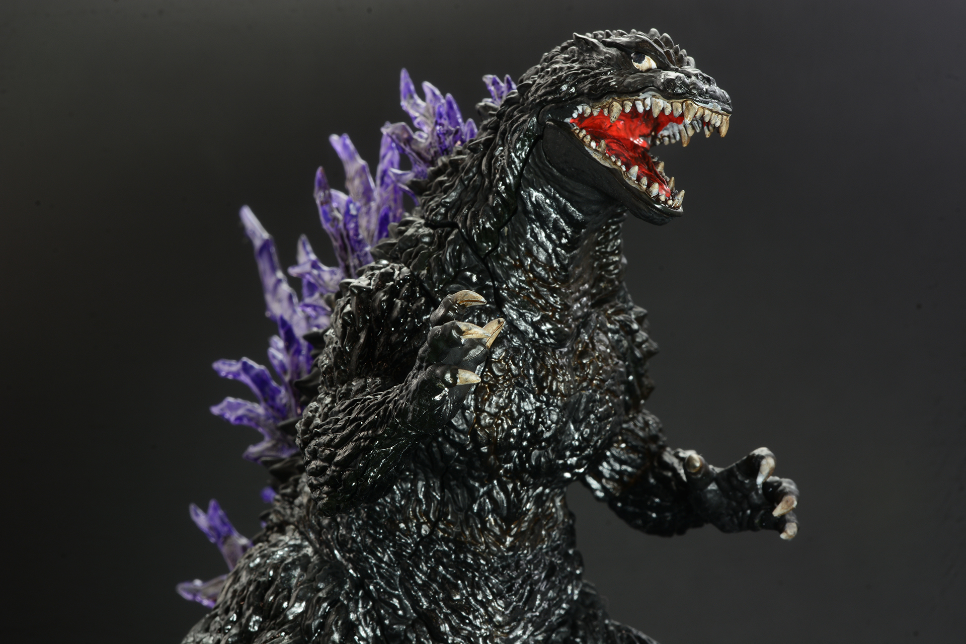 黒目の塗装の位置で、左右で全く表情が変わってしまった。独特の味のある表情になった