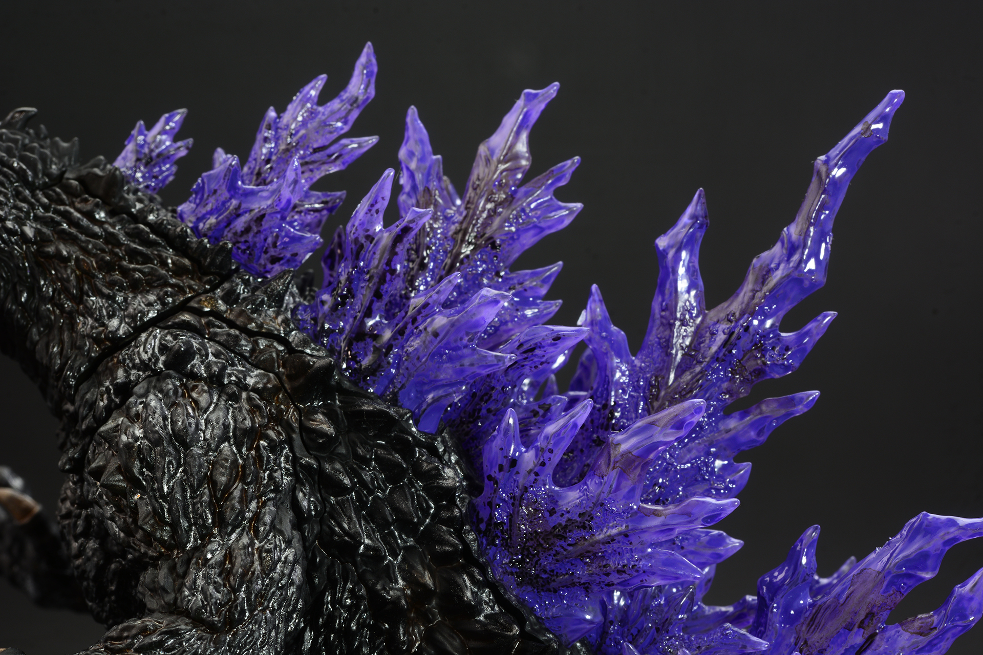 背びれ。クリア素材に紫の色、黒い塗料を乗せることで非常に美しい質感になった