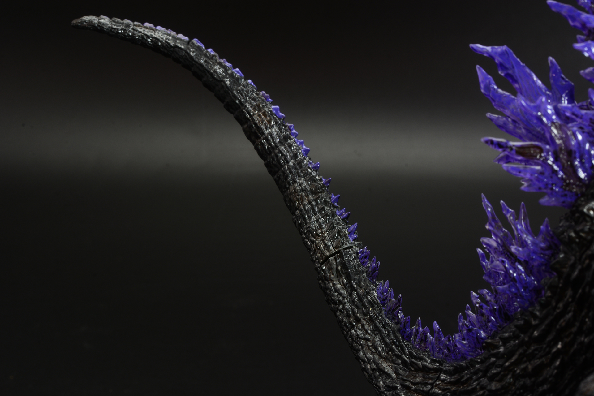 尻尾の先端はクリア素材ではなく、紫に塗装したのみだが、質感が統一されたような見た目になった