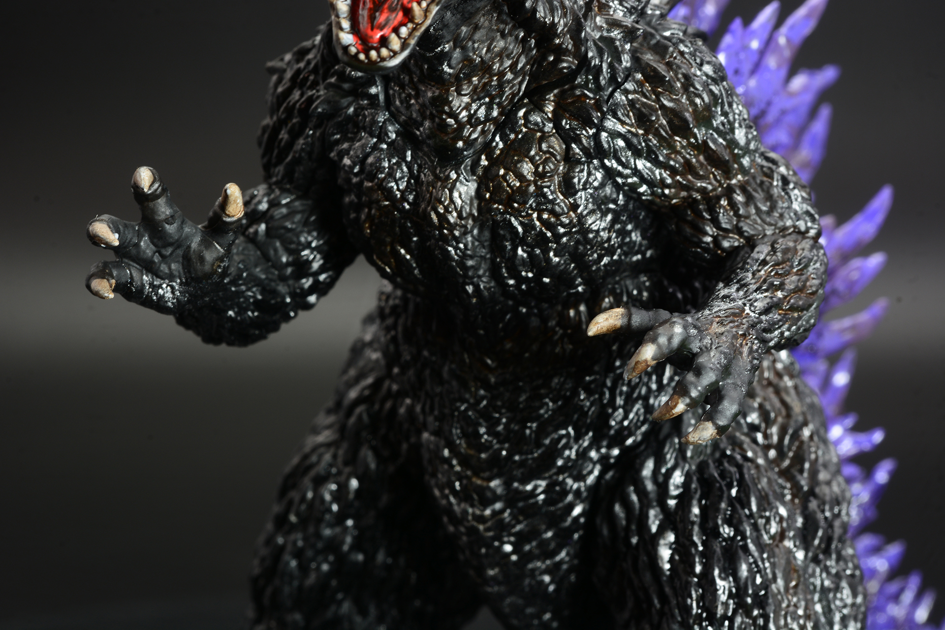 爪は茶色の汚し塗装で迫力が増した