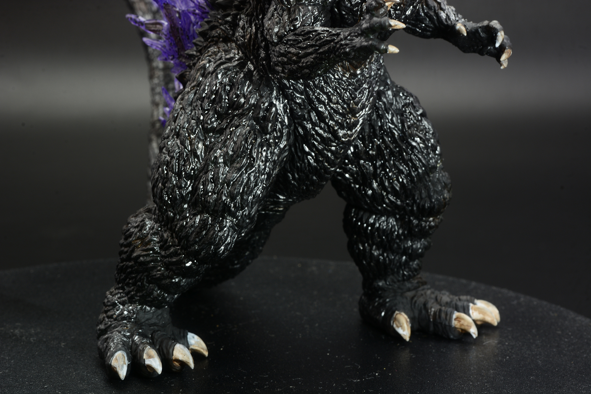 足の爪も汚すことでゴジラらしい雰囲気に