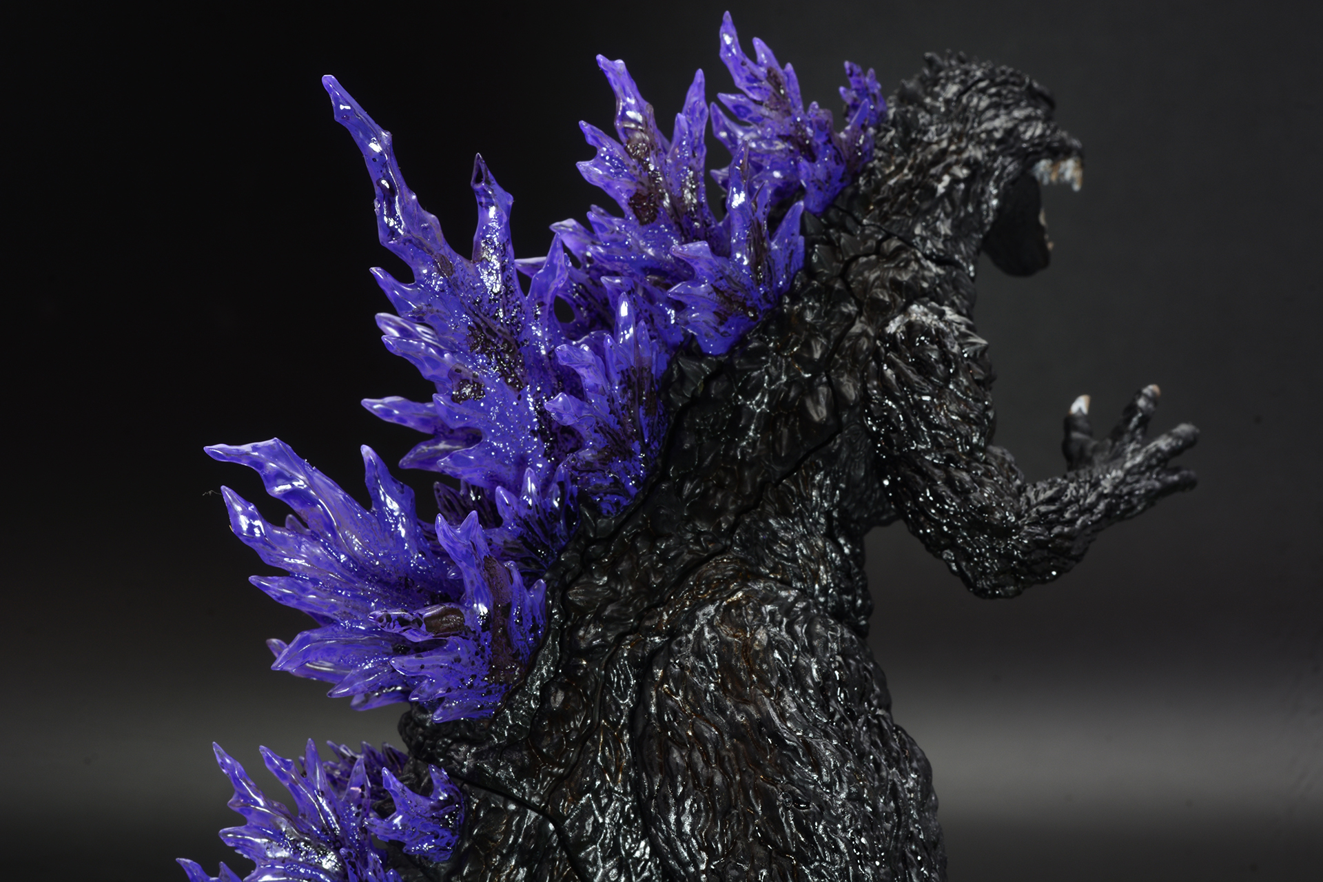 紫の炎が背中で燃えているようなゴジラの後ろ姿