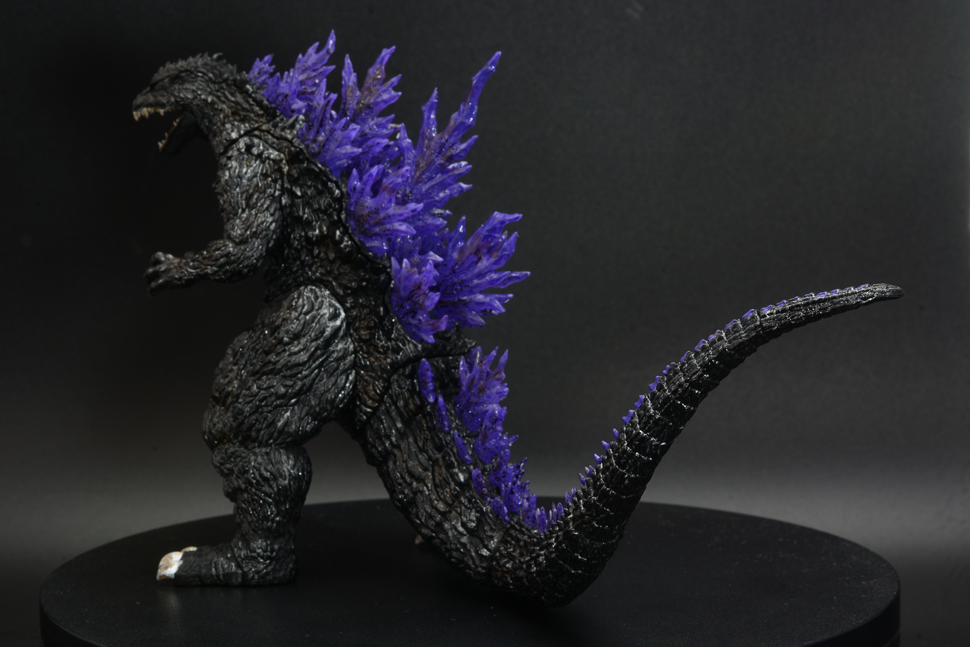 紫の炎が背中で燃えているようなゴジラの後ろ姿