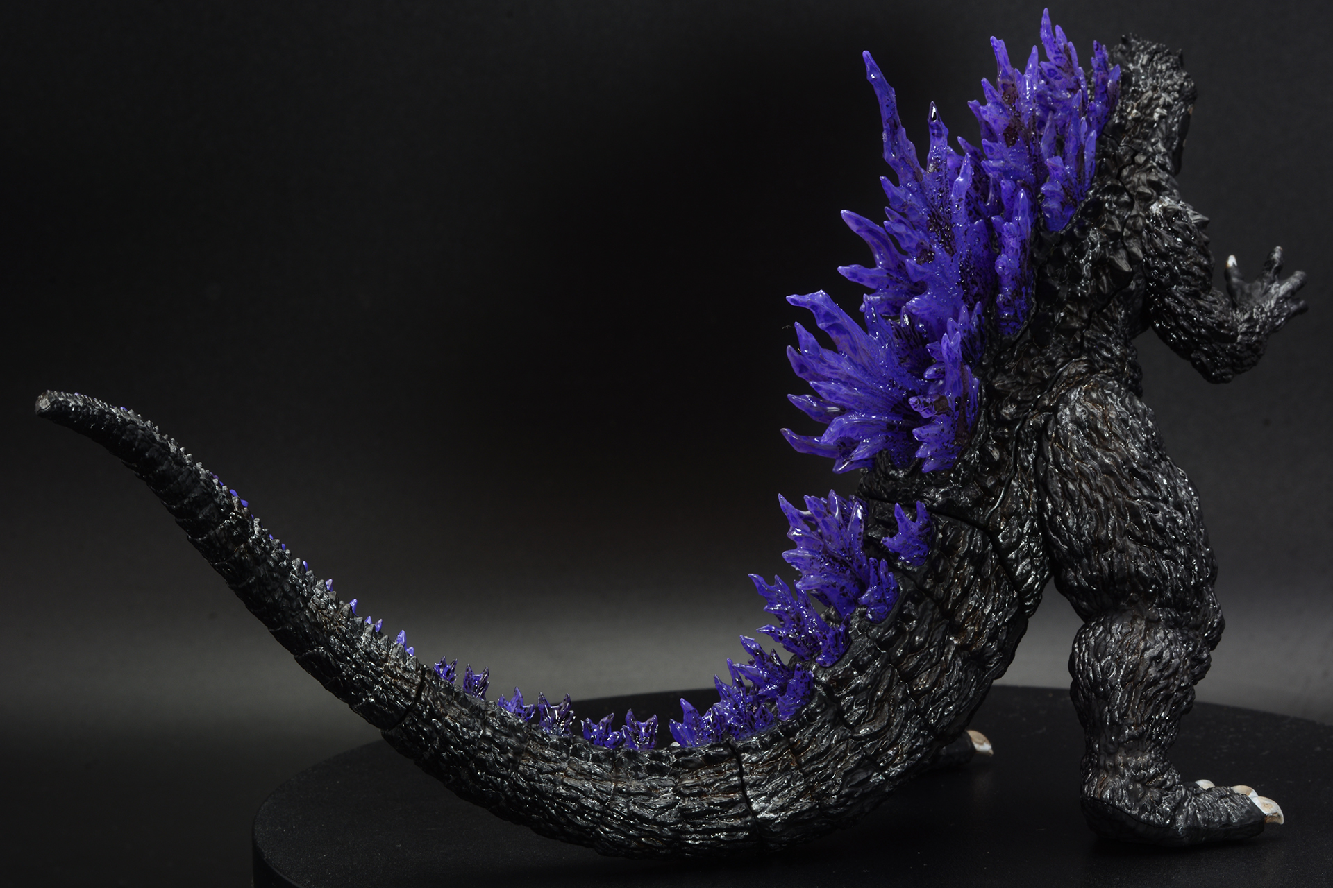 紫の炎が背中で燃えているようなゴジラの後ろ姿