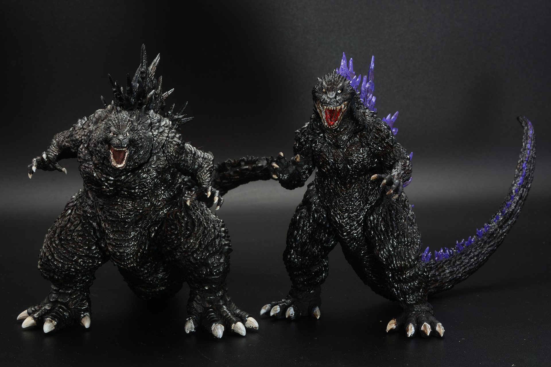 姿勢、シルエット、体のボリュームやバランスが大きく異なる2体のゴジラ