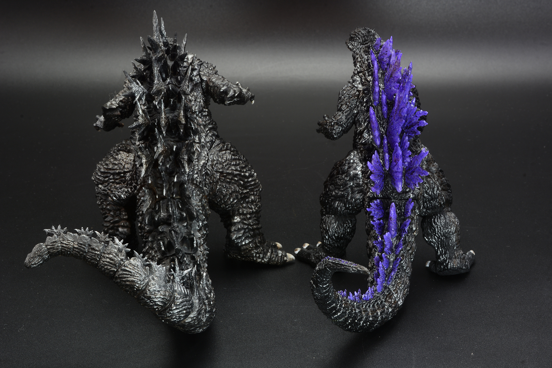 尾のボリュームが大きく異なる。並べると改めてどちらのゴジラの魅力的な造形が実感できる