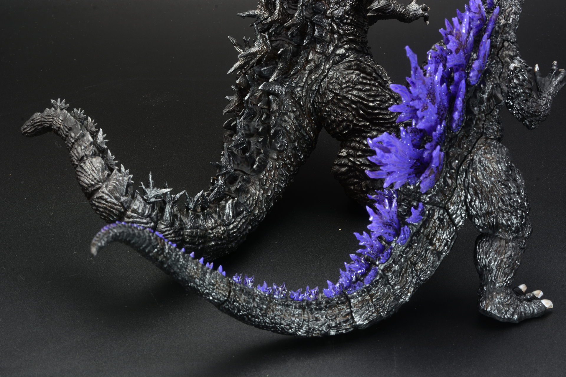 尾のボリュームが大きく異なる。並べると改めてどちらのゴジラの魅力的な造形が実感できる