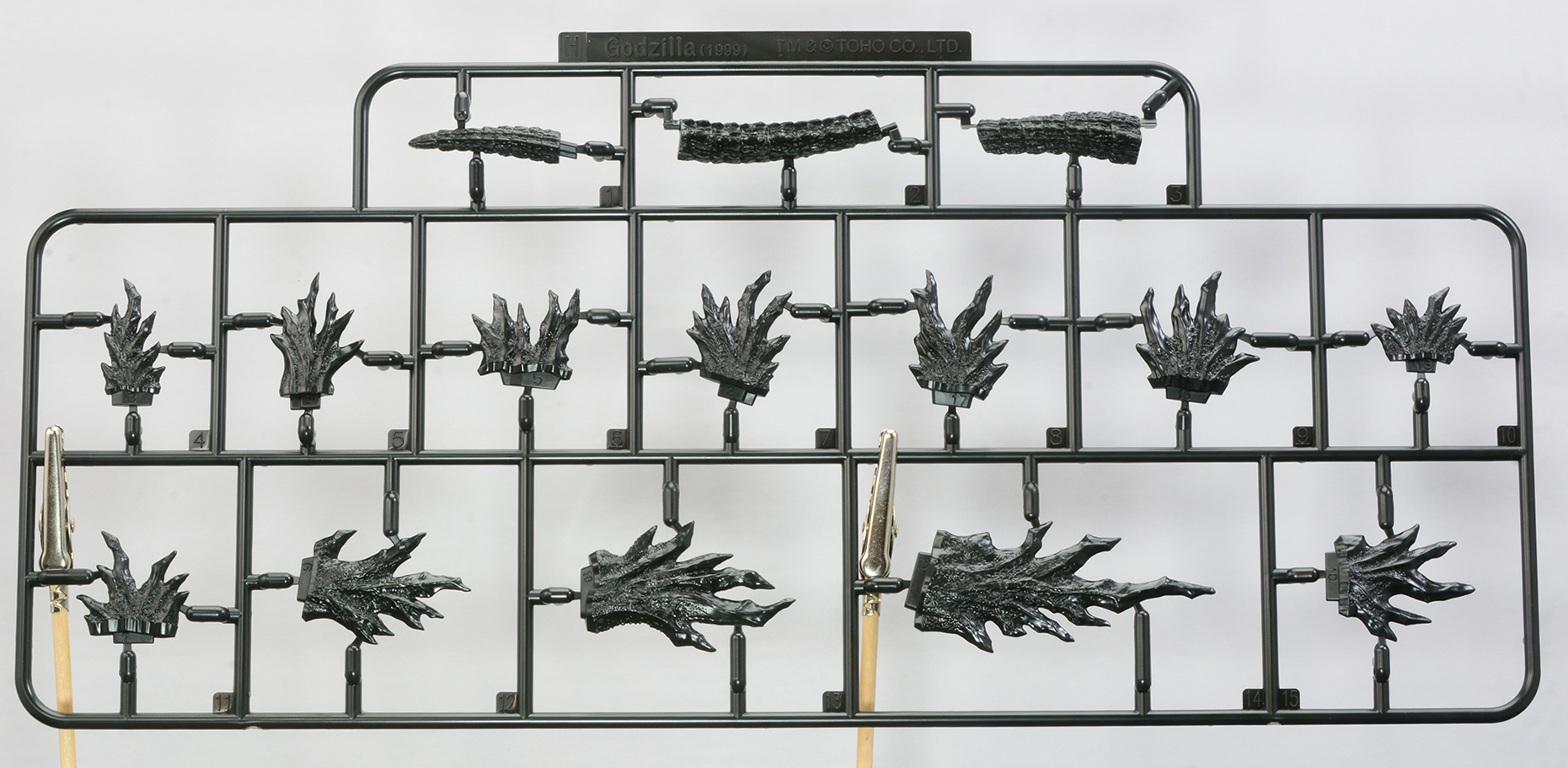 成形色が黒の背びれパーツ。通常版はこのパーツのみだ