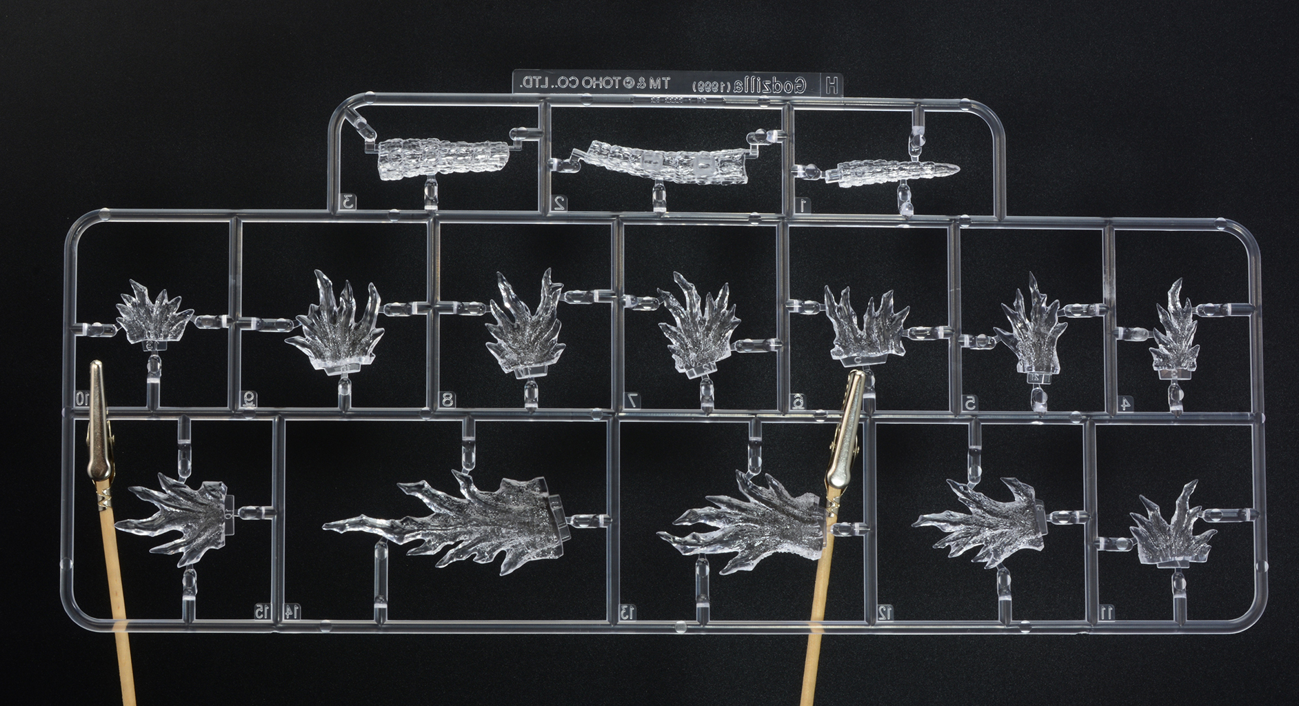 アオシマオンラインショップで購入すると特典としてクリア成形の背びれパーツが付属している