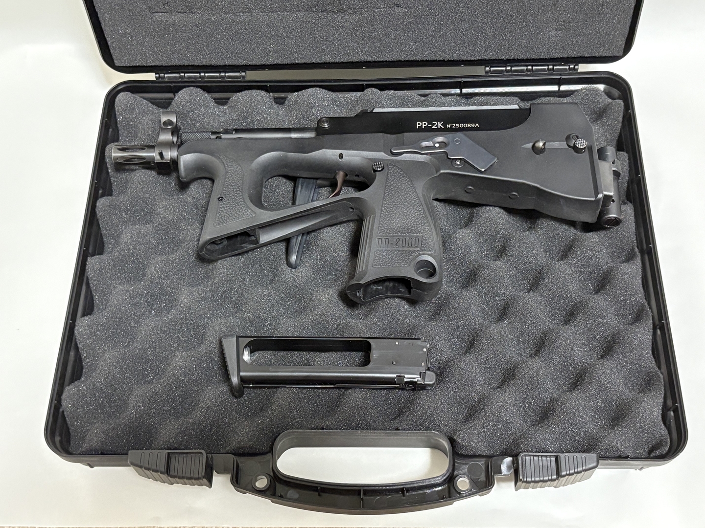 クッションの裏側に説明書やグッズなどが入っている