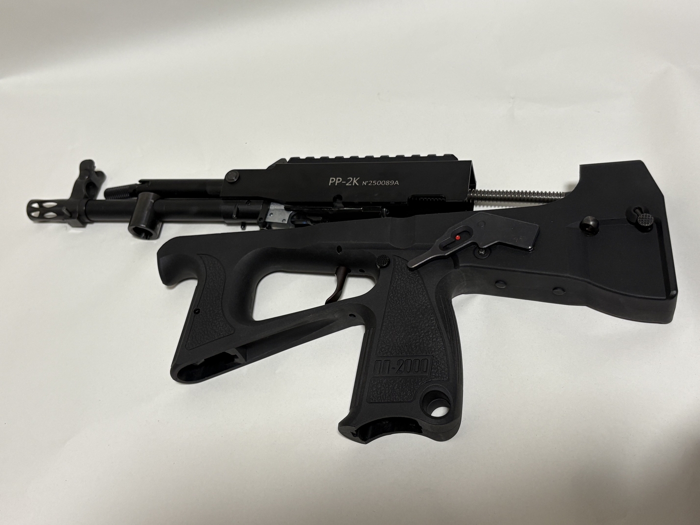 アッパーとロアーレシーバーに簡単にテイクダウンできる