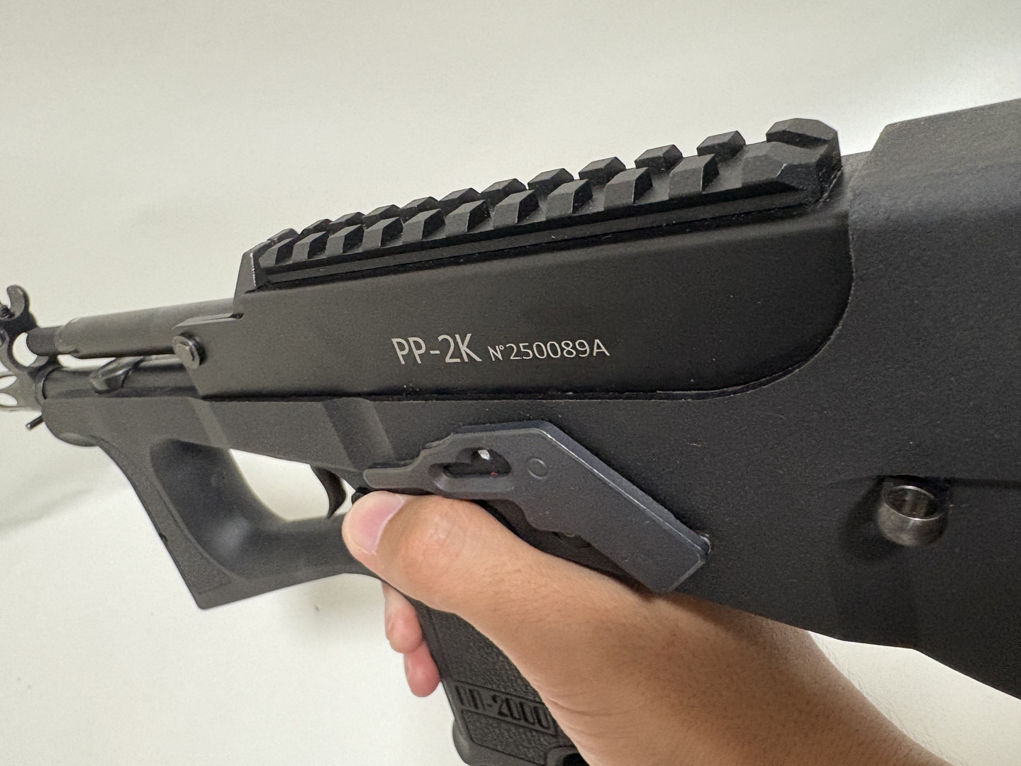 レシーバー上には10スロットの20mmピカティニーレールを標準装備