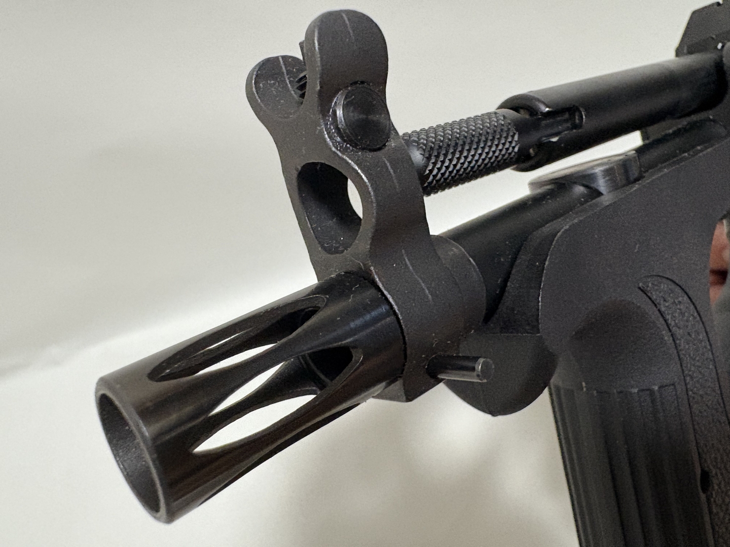 アイアンサイトとしては、レイル上部の簡易サイトとバレル上部のフロントサイトを備えている