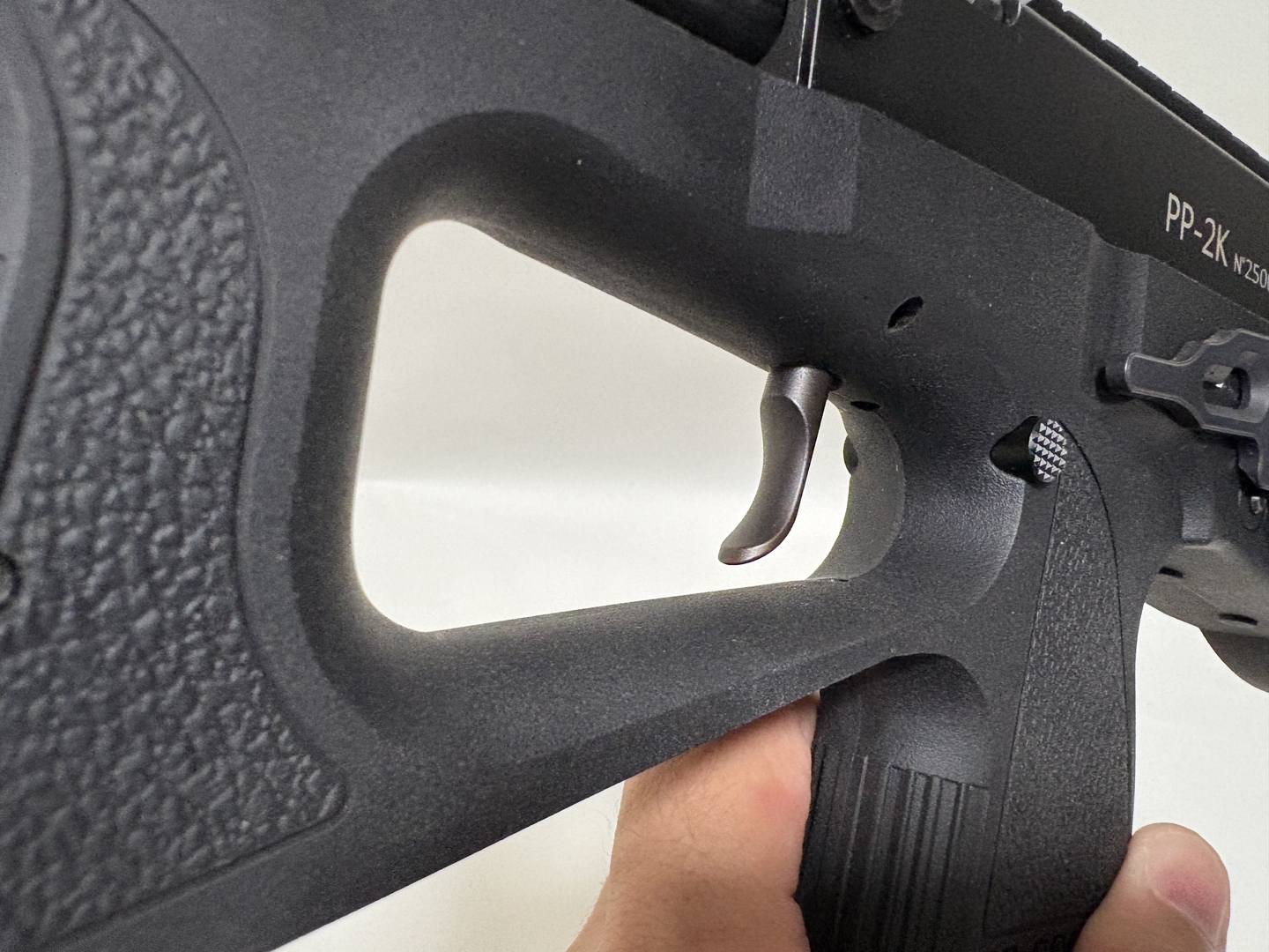 グリップからトリーガーガードとフォアグリップが一体化したフレームも特殊部隊感がある