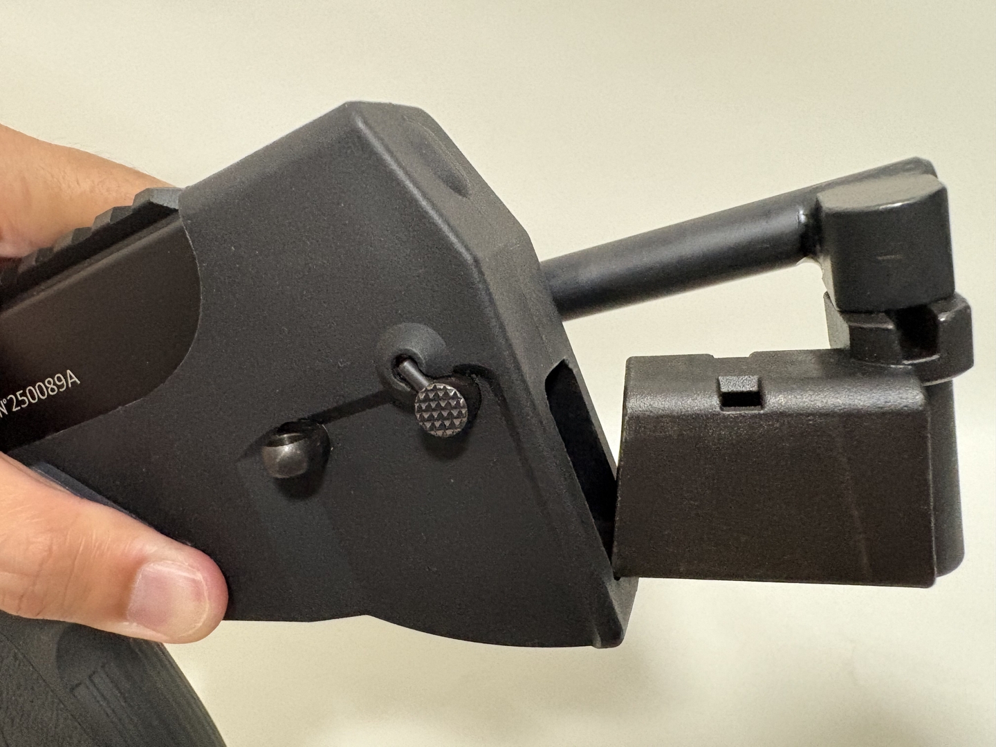 左側面のボタンを押すとストック自体を簡単に取り外せる