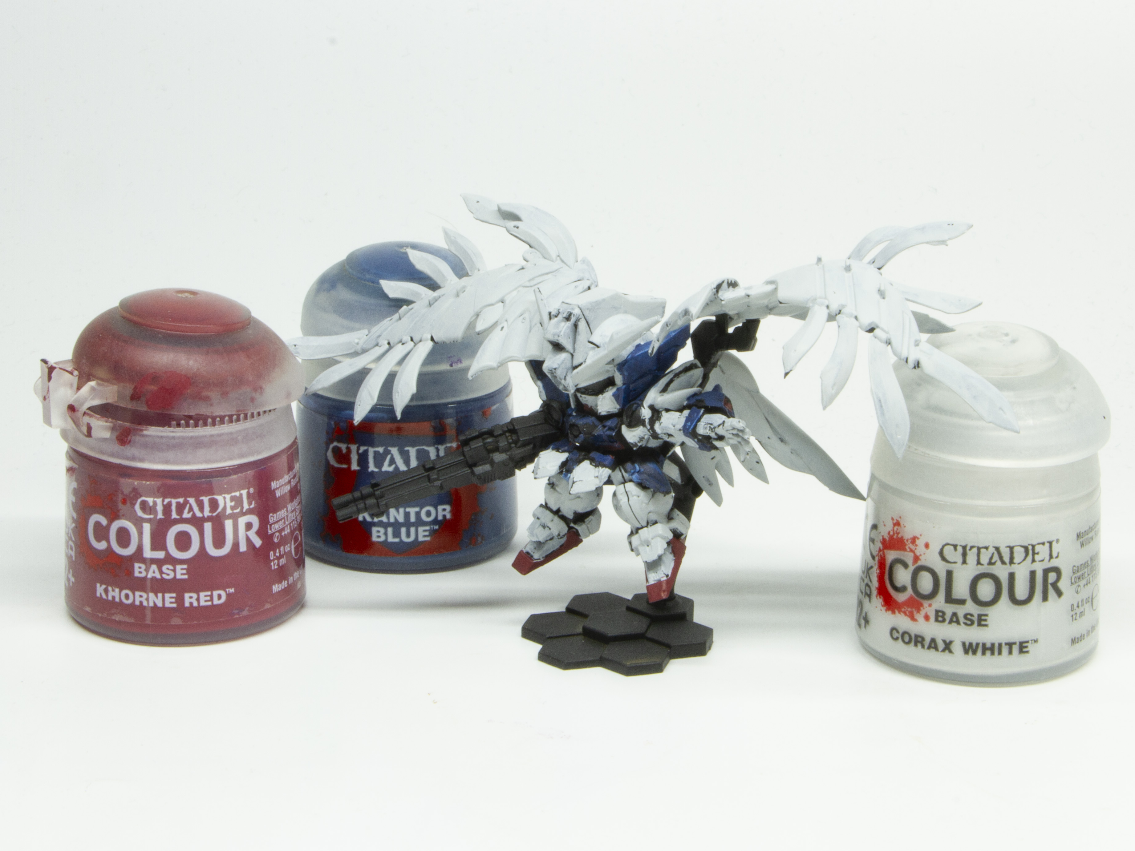 カントール・ブルー、コラックス・ホワイト、コーン・レッドを塗った状態