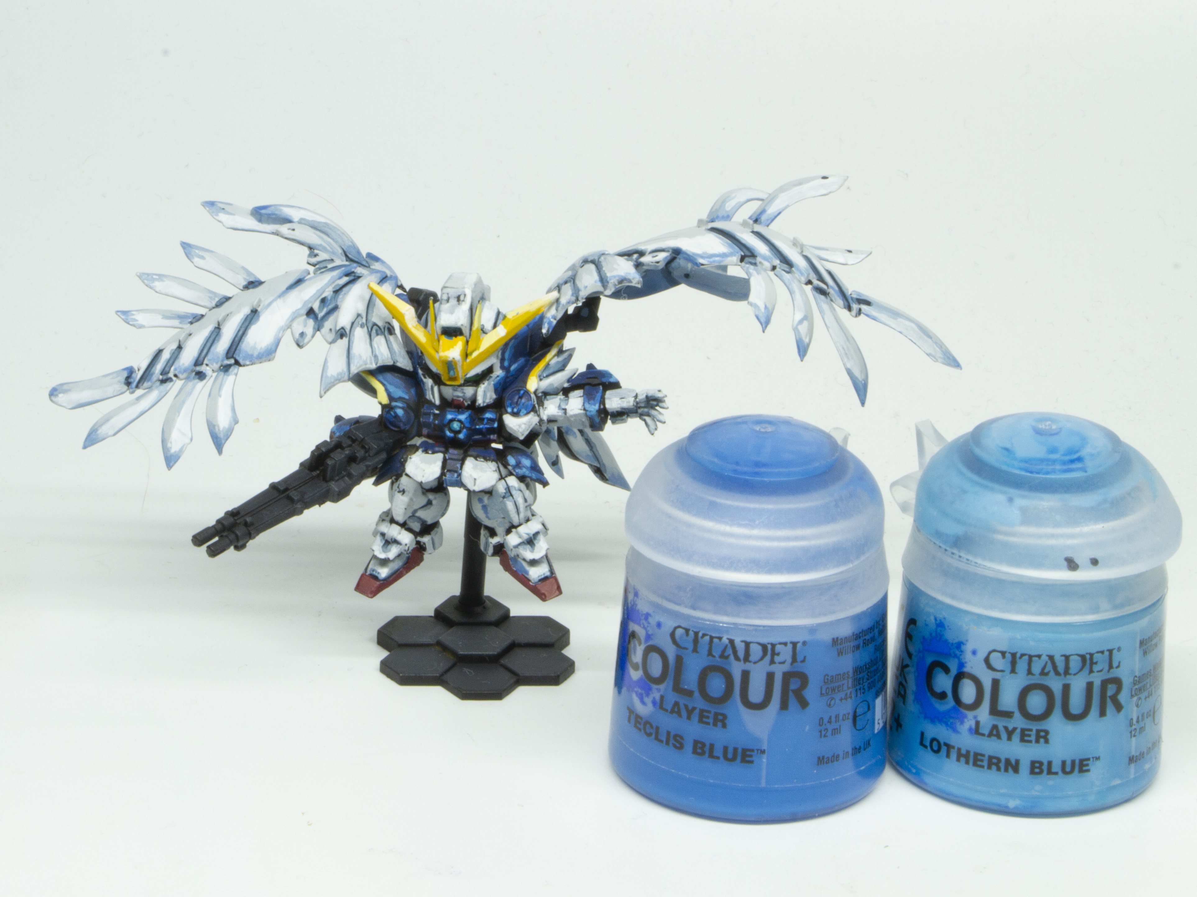 青い部分にテクリス・ブルーとロザーン・ブルーを塗る