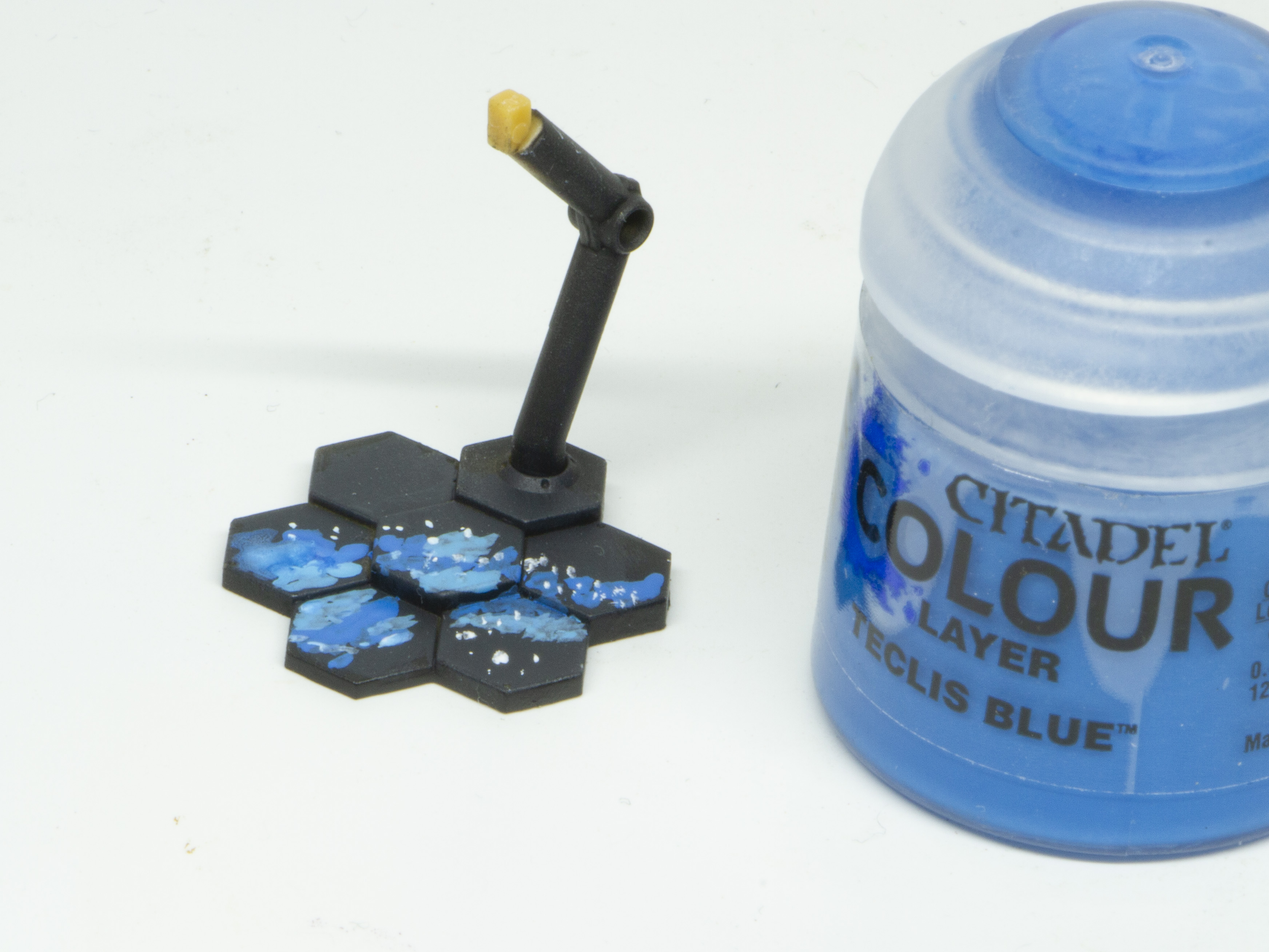 ベース部分にテクリス・ブルー、ロザーン・ブルー、ホワイトスカーの順に塗って星雲っぽさを出す