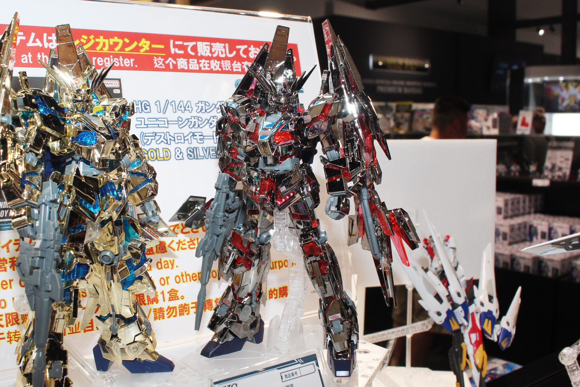 こちらは「ユニコーンガンダム3号機 フェネクス(デストロイモード) シルバーコーティング」。こちらのシルバーも若干ダークな色合いだ