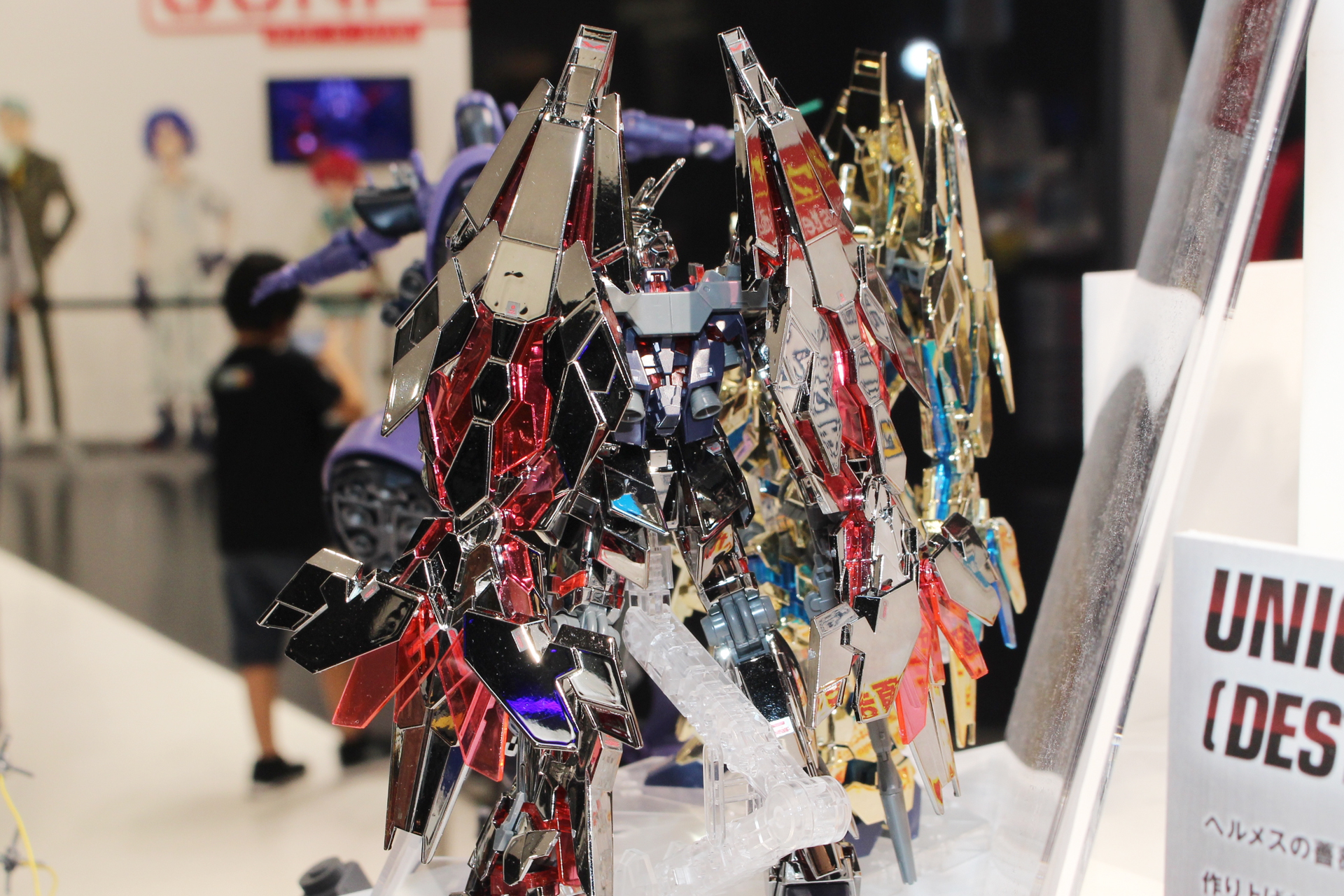 背中には増加サイコフレーム兵装アームド・アーマーDEを2枚装備している