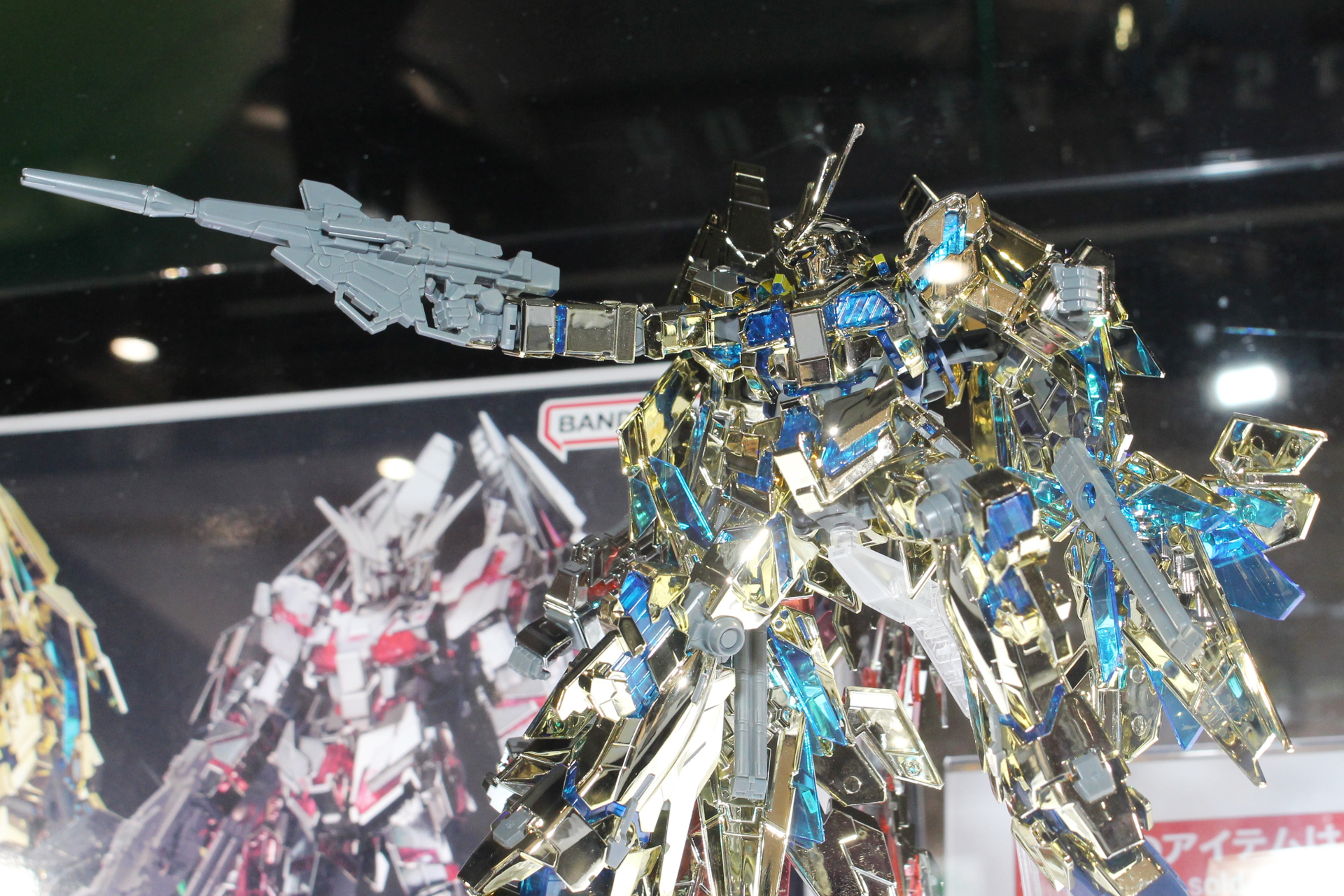 右手に装備しているのはビーム・マグナム。その他にシールドも装備