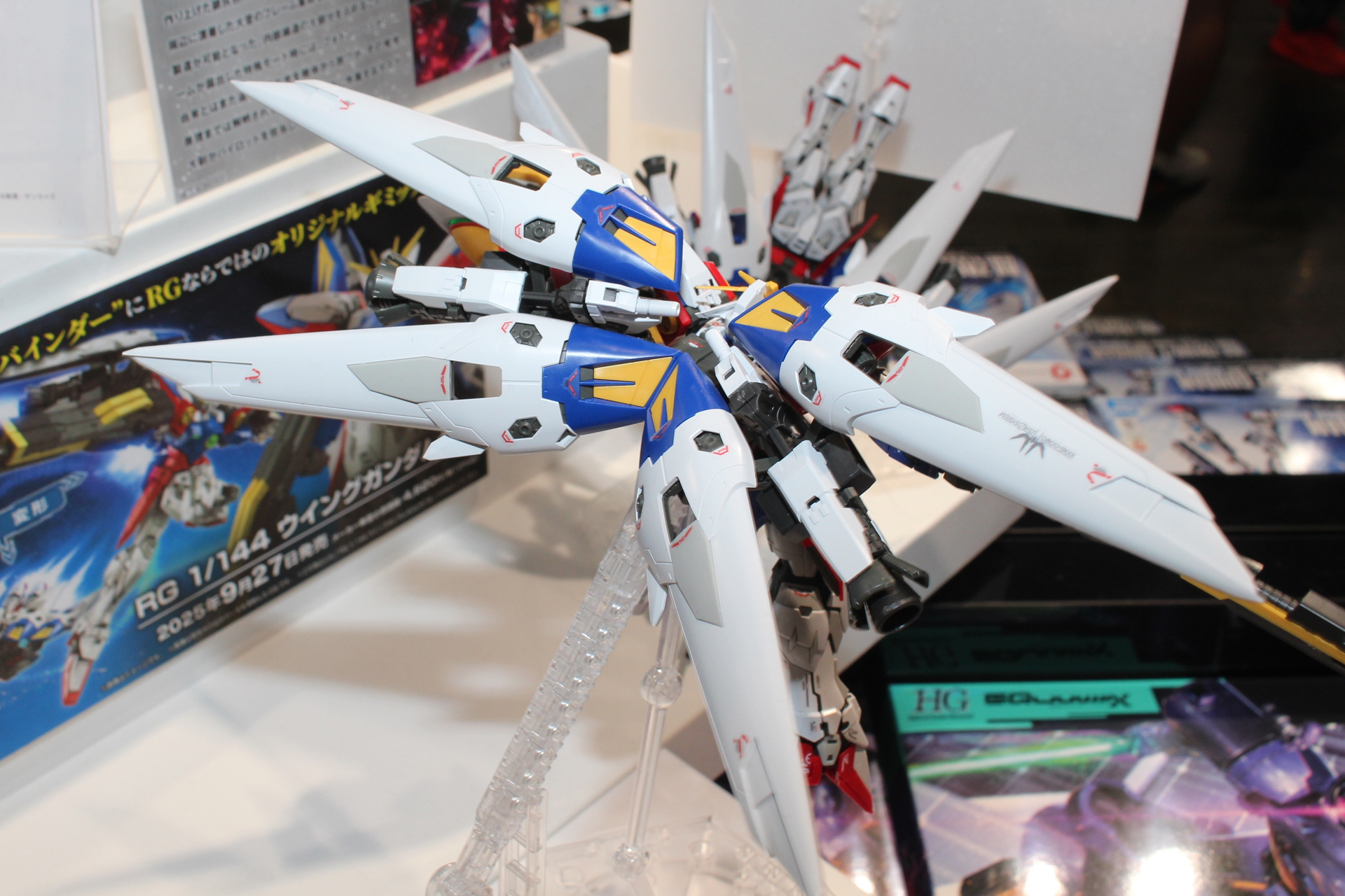 翼のように展開するウイングバインダー