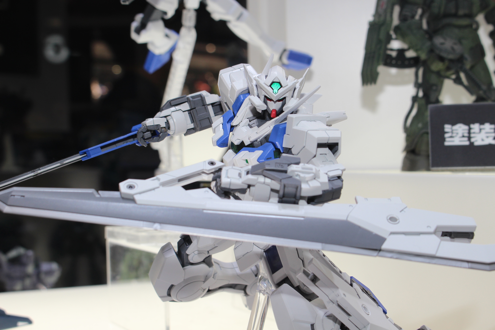 トリコロールの赤と青の部分は少なく、白い部分が多い。右手に装備しているのはプロトGNソード