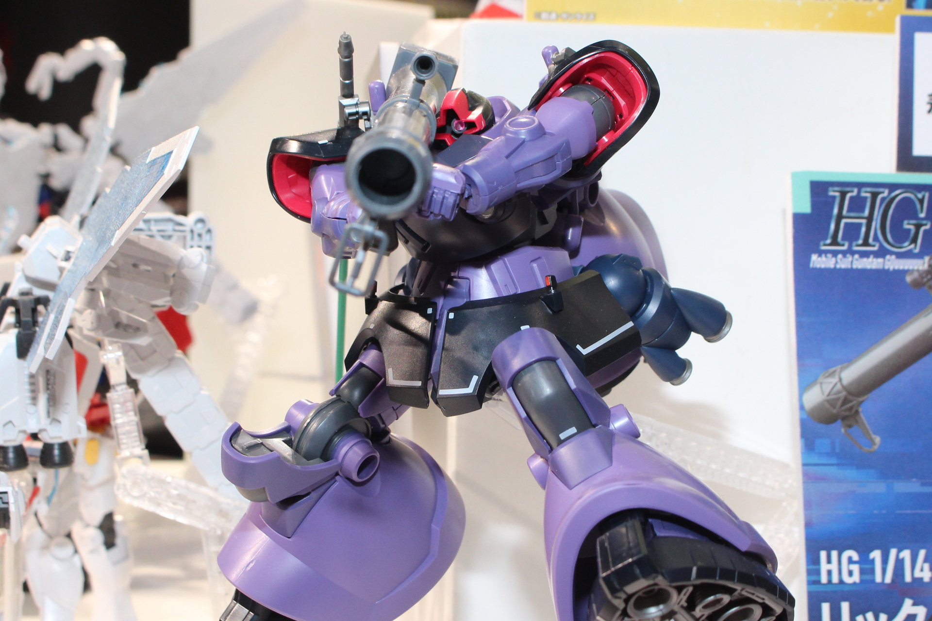 カラーリングは黒い三連星のパープルとブラックの配色